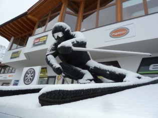 Racer, Ski Weltcup Kunstwerk aus Autorreifen